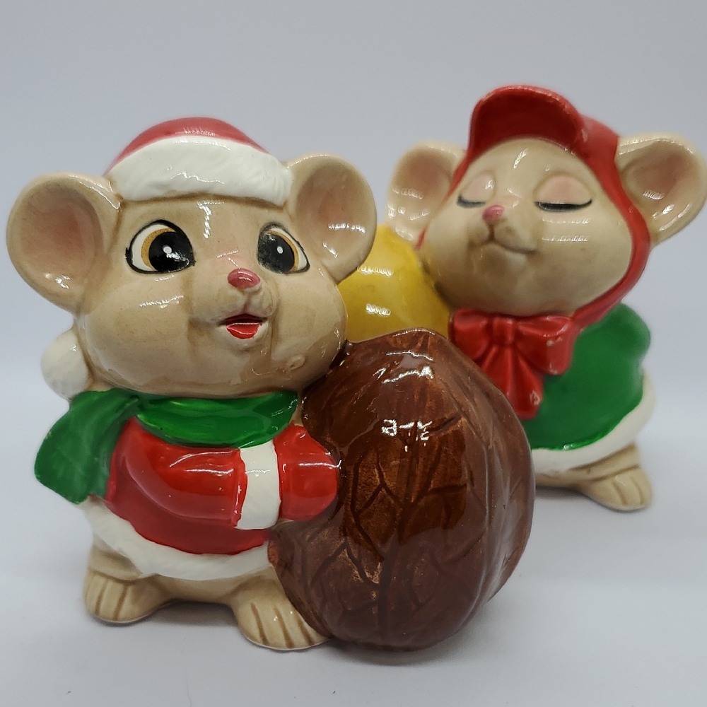 Quon-Quon Christmas Mice With Acorn And Walnut Salt And Pepper Shakers Japan.